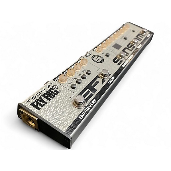 Used Tech 21 Fly Rig 5 V2 SansAmp Effect Processor