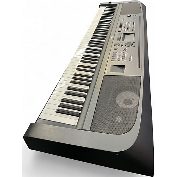 Used Yamaha DGX670 Keyboard Workstation