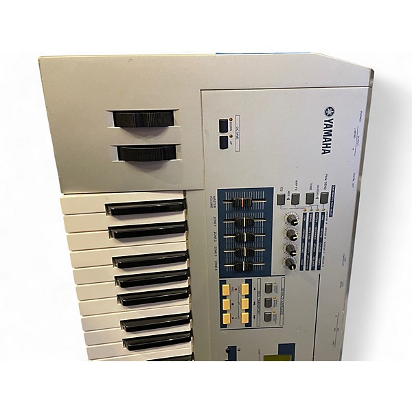 Used Yamaha MO6 61 Key Keyboard Workstation