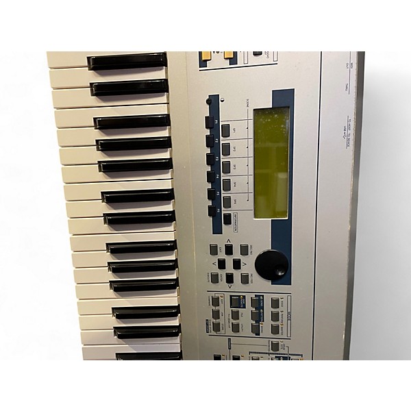 Used Yamaha MO6 61 Key Keyboard Workstation