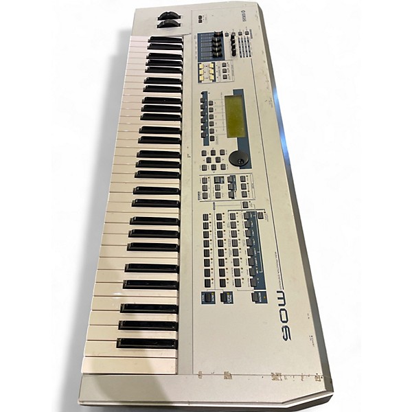 Used Yamaha MO6 61 Key Keyboard Workstation