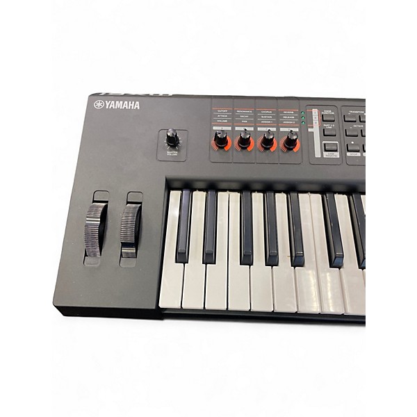 Used Yamaha MX61 61 Key Keyboard Workstation