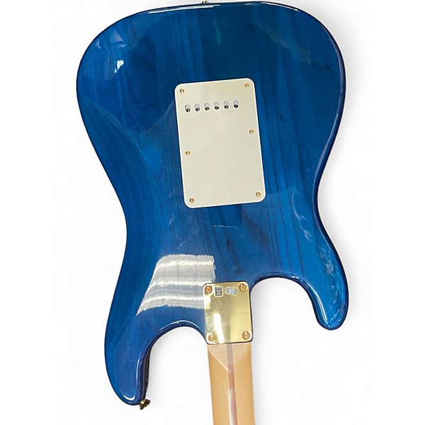 Used 2006 Fender Deluxe Player's Stratocaster Sapphire Blue Trans Solid Body Electric Guitar
