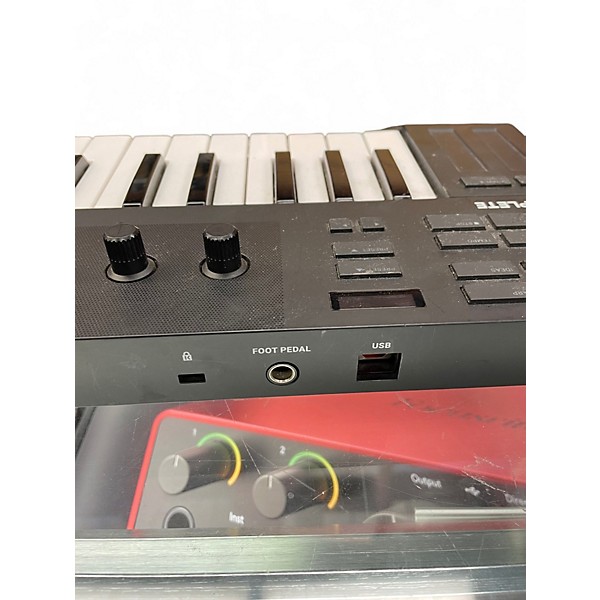 Used Native Instruments komplete kontrol m32 MIDI Controller