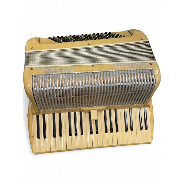 Used Stradella Halia Italia Accordion Accordion