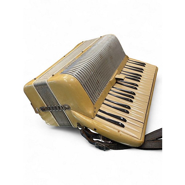 Used Stradella Halia Italia Accordion Accordion