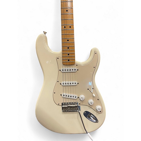 Used Fender Classic Series '70s Stratocaster White Solid Body Electric Guitar