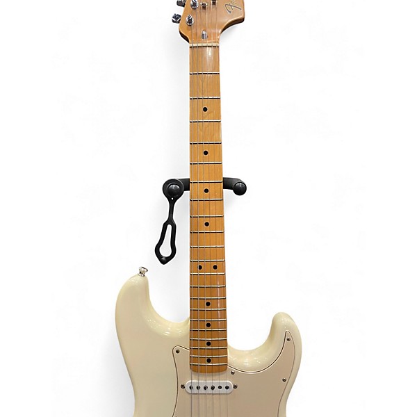 Used Fender Classic Series '70s Stratocaster White Solid Body Electric Guitar