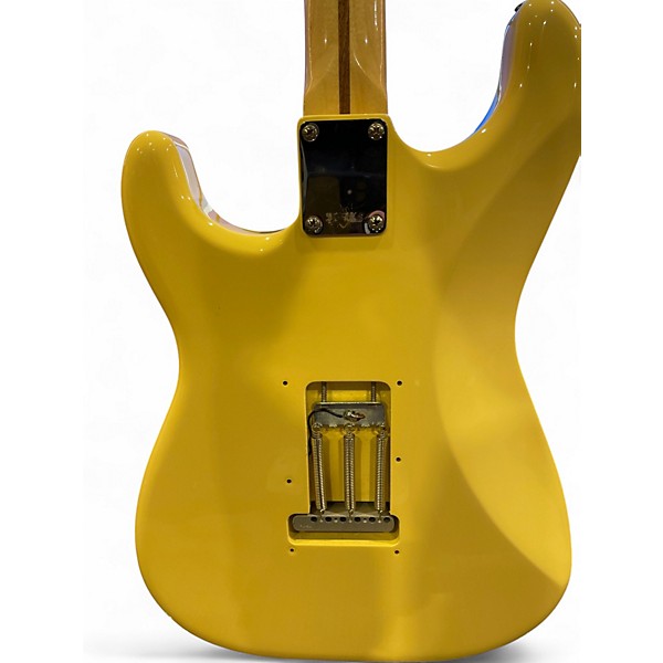 Used Fender Artist Series Yngwie Malmsteen Stratocaster Vintage White Solid Body Electric Guitar