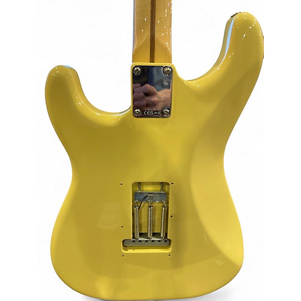 Used Fender Artist Series Yngwie Malmsteen Stratocaster Vintage White Solid Body Electric Guitar