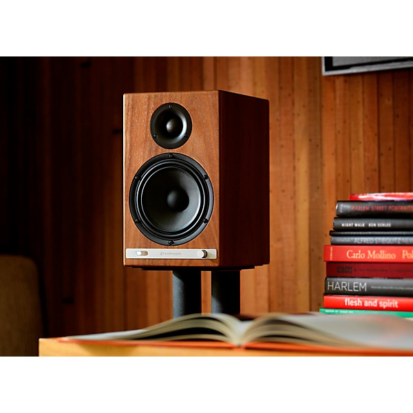 Audioengine HD6 Wireless Bookshelf speakers Walnut