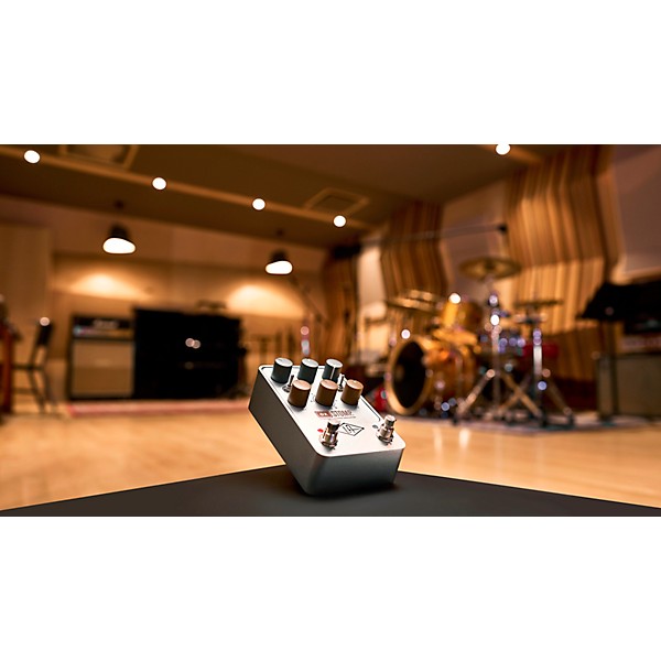 Universal Audio UAFX OX Stomp Dynamic Speaker Emulator Effects Pedal Silver