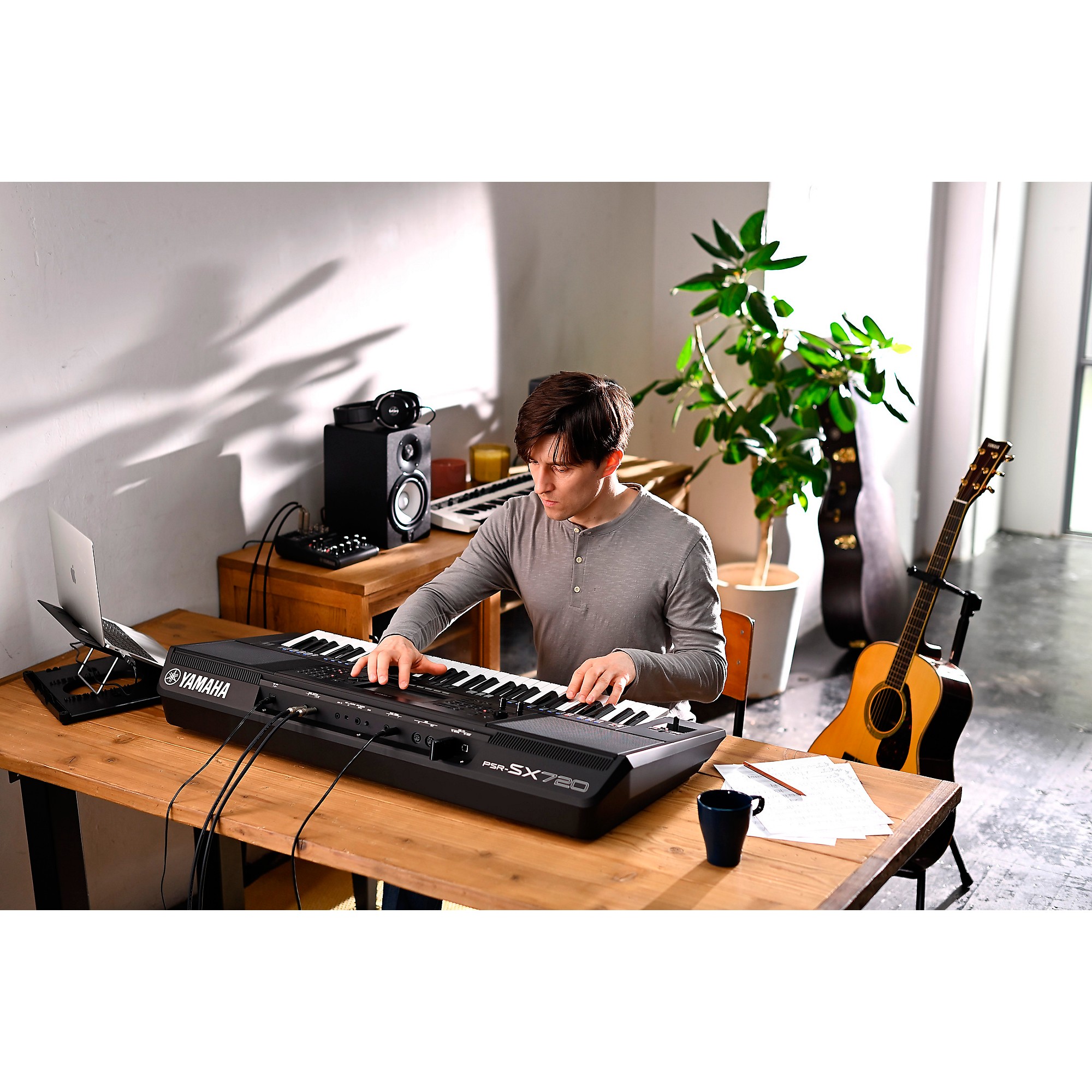 Yamaha PSR-SX720 61-Key Mid-Level Arranger Keyboard | Guitar