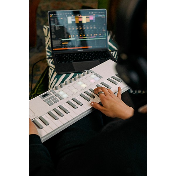 DTM・DAW novation Launchkey Mini 37 Mk4 White Novation Launchkey Mini 37 MK4 37-key Keyboard Controller