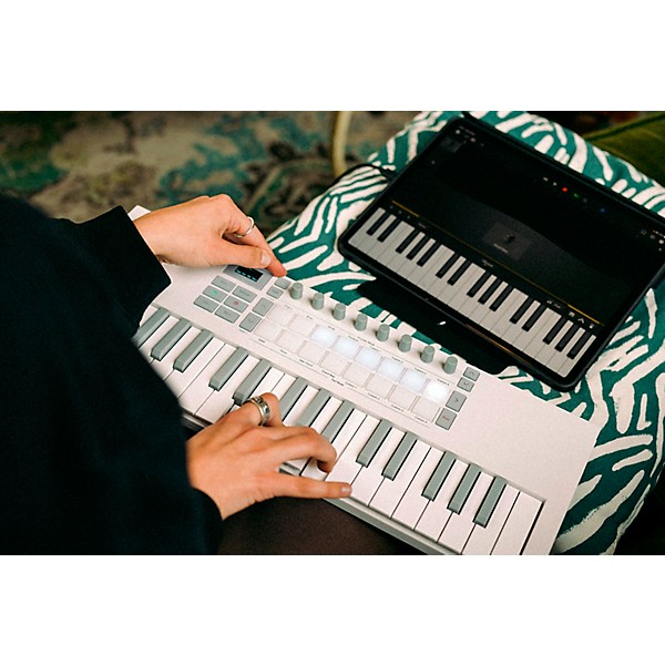 Novation Launchkey Mini 37 MK4 Keyboard Controller White